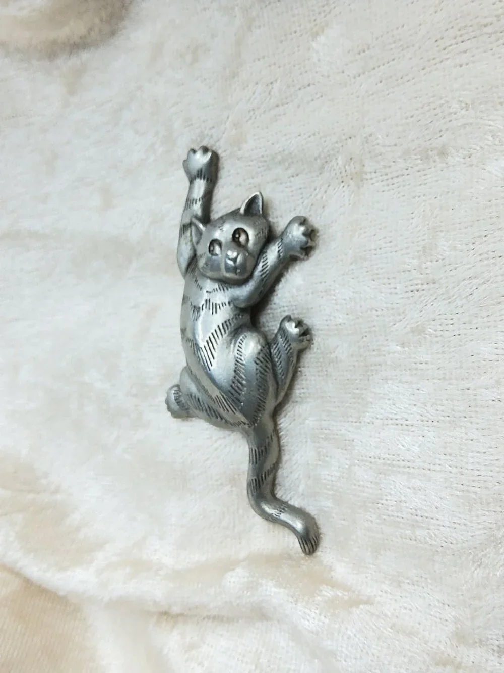 Vintage Signed JJ Jonette Pewter Climbing Cat Brooch/Pin